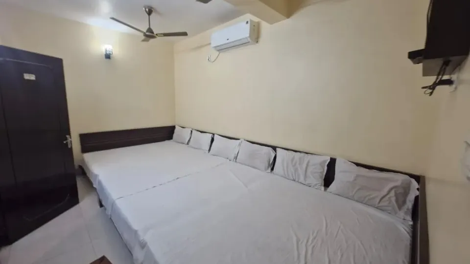 6 Bedded Room